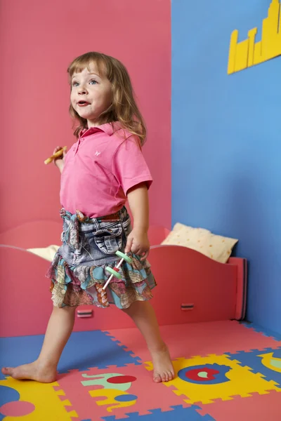 Renkli kauçuk köpük oyuncakları ile oynarken kız — Stok fotoğraf