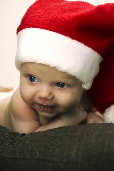 Vestidos de bebé en el sombrero de Navidad —  Fotos de Stock