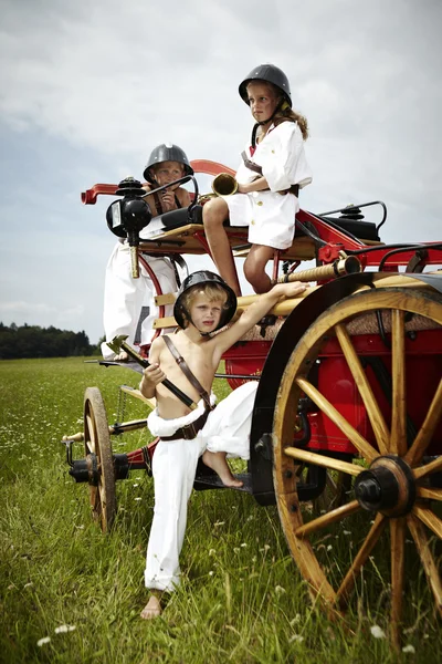 Grupp barn poserar i retro — Stockfoto