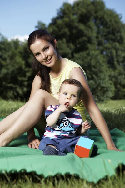 母と夏の公園で彼女の息子 — ストック写真