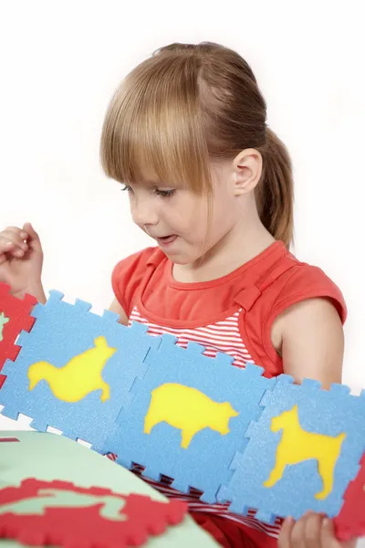 Los niños en el juego con juguetes de espuma de color — Foto de Stock