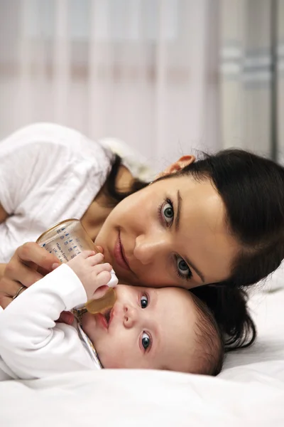 Moeder verzorgen voor haar baby — Stockfoto