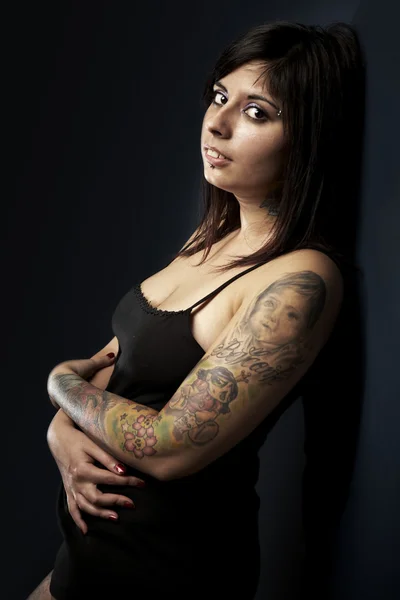 Donna con molte arti del tatuaggio sul suo corpo — Foto Stock