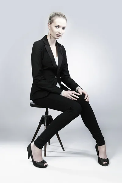 Modell sitzt auf Stuhl — Stockfoto