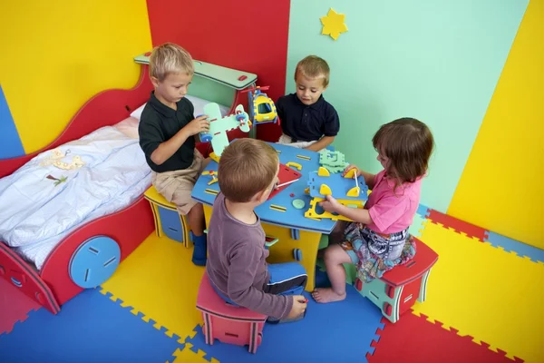 Crianças em jogo com brinquedos de espuma de borracha de cor — Fotografia de Stock