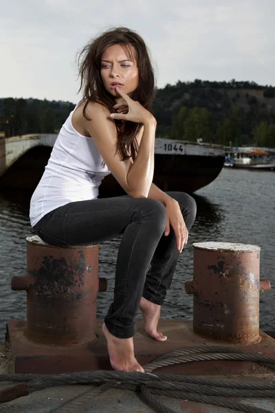 Lady sitting by the water — Stock Photo, Image