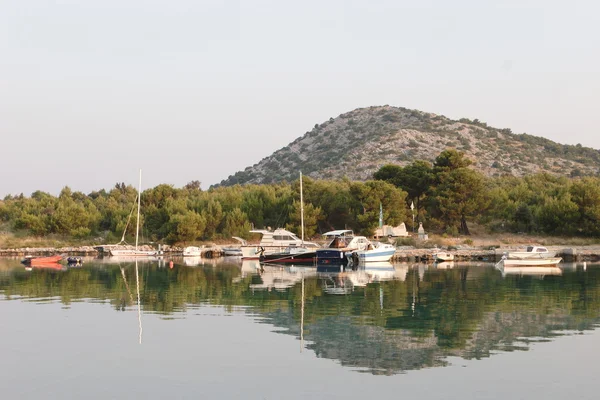 Βάρκες στη λίμνη κάτω από το βουνό — Φωτογραφία Αρχείου