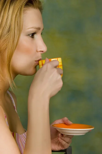 Vrouw in studio drinken koffie — Stockfoto