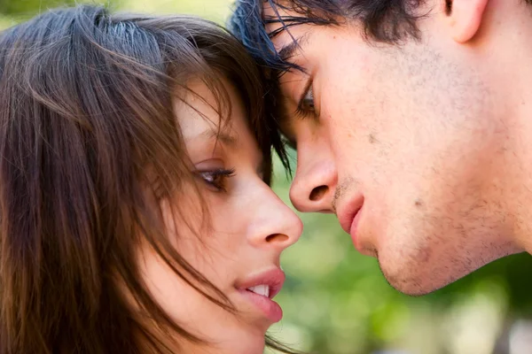 Young couple kissing — Stock Photo, Image