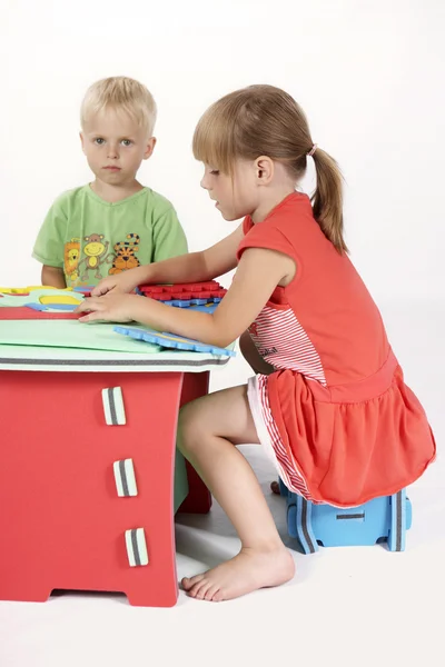 Crianças brincam com brinquedos de espuma de cor — Fotografia de Stock