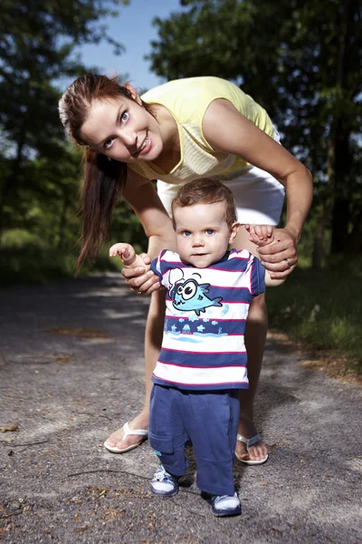 Moeder en haar zoon in zomer park — Stockfoto