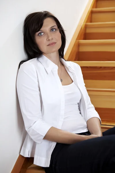 Женщина на лестнице в доме — стоковое фото