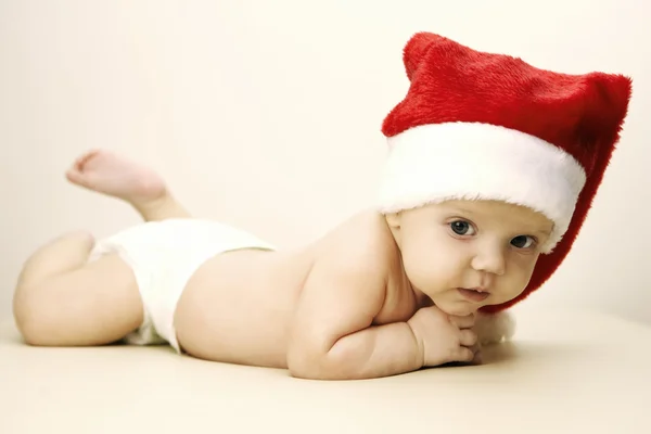 Vestidos de bebé en el sombrero de Navidad —  Fotos de Stock