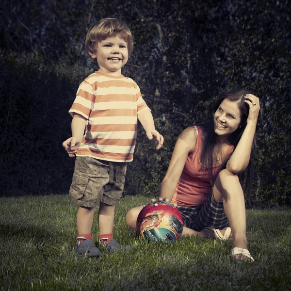 母と遊ぶ少年 — ストック写真