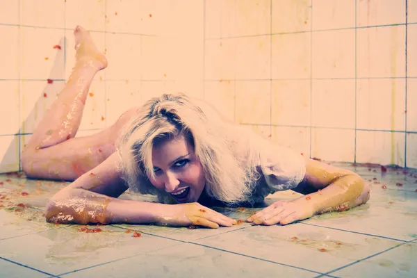 Mujer joven jugando con jalea derretida — Foto de Stock