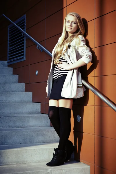 Jovem loira bela senhora na cidade escadas posando para tiros de beleza — Fotografia de Stock
