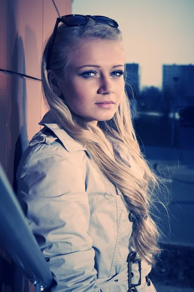 Junge blonde schöne Dame auf der Treppe der Stadt posiert für Schönheitsaufnahmen — Stockfoto
