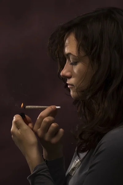 젊은 여성 흡연 마리화나 — 스톡 사진