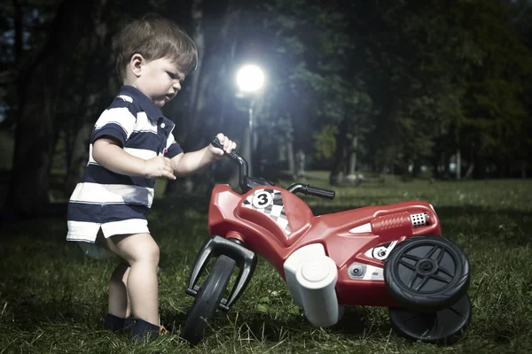 Jongen rit plastic auto — Stockfoto