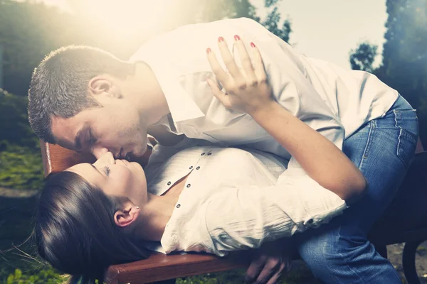 Casal beijo — Fotografia de Stock