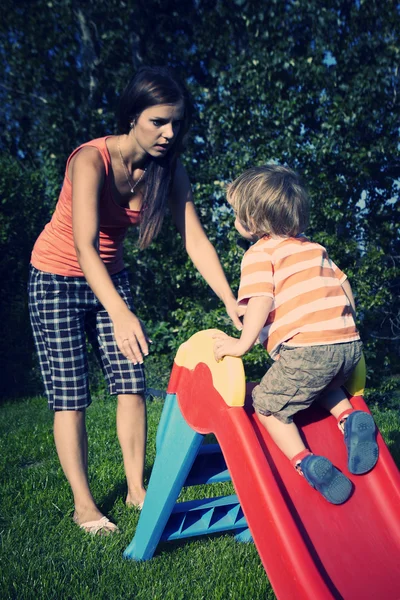 Mladý chlapec hraje s jeho matkou — Stock fotografie