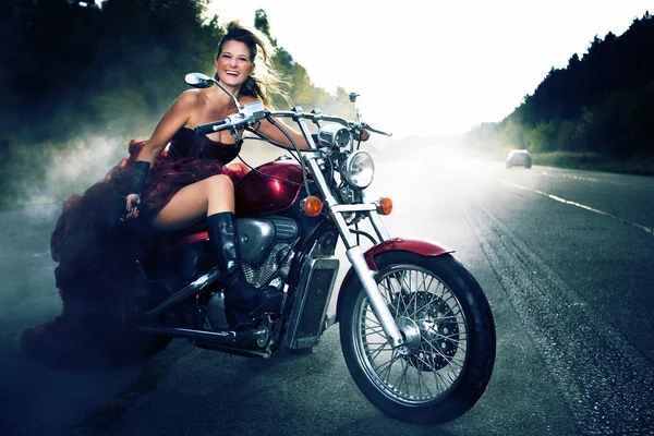 Kadın motorcu — Stok fotoğraf