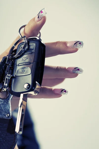 Ключи от машины на пальцах — стоковое фото