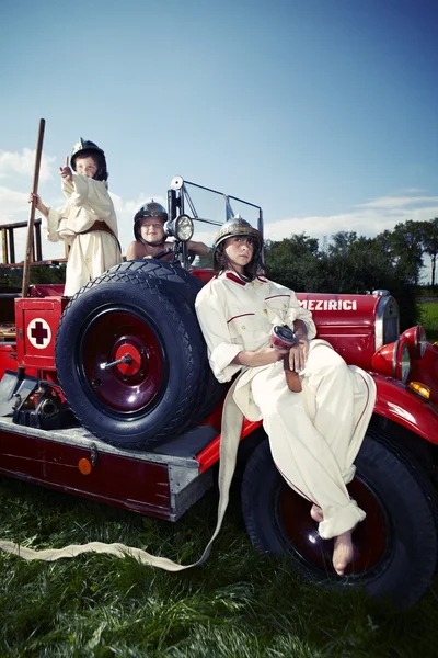 Groupe d'enfants s'habille comme garde-feu et pompiers — Photo