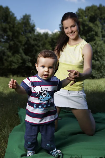 Madre e suo figlio nel parco estivo — Foto Stock