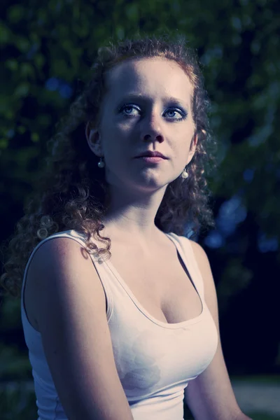 Girl in summer park — Stock Photo, Image