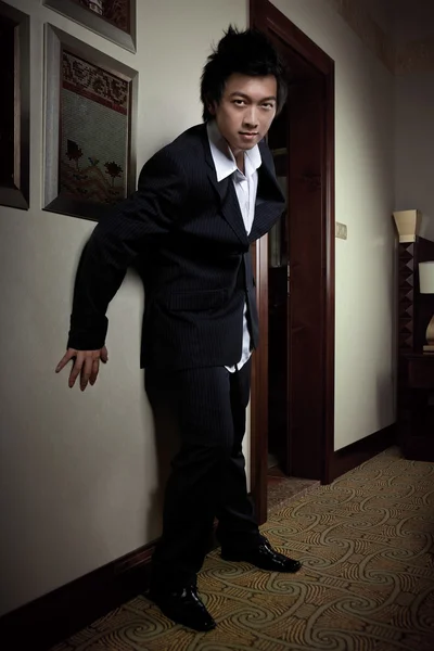 Jeune homme asiatique posant à l'hôtel — Photo