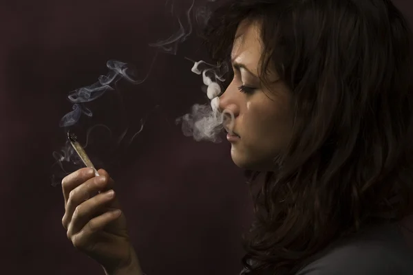 Jovem mulher fumando maconha — Fotografia de Stock