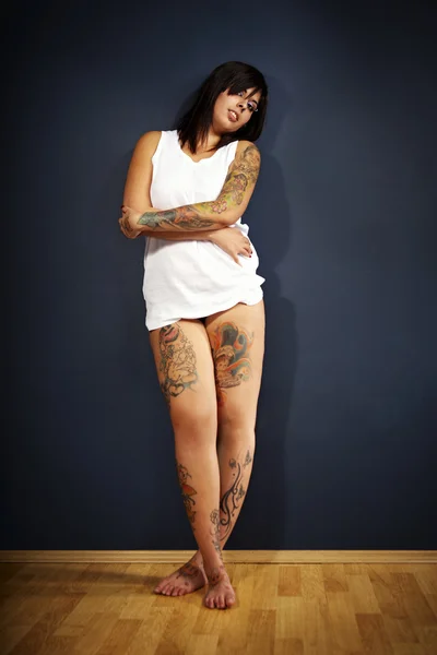 Mujer con muchas artes del tatuaje en su cuerpo — Foto de Stock