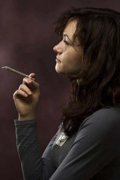 Jovem mulher fumando maconha — Fotografia de Stock