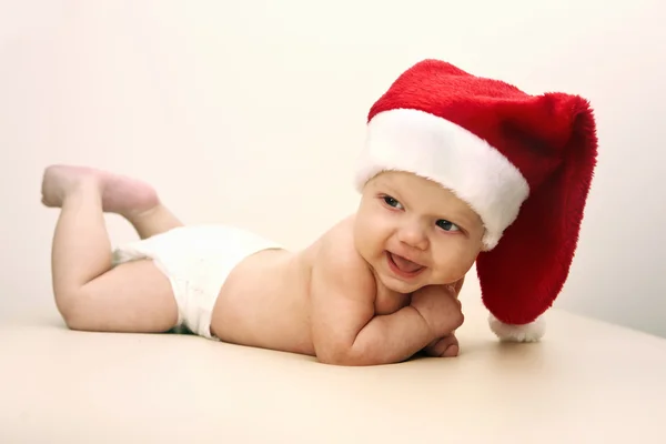 Vestidos de bebé en el sombrero de Navidad —  Fotos de Stock