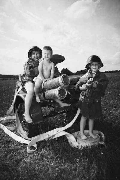 孩子们和一辆消防车 — 图库照片