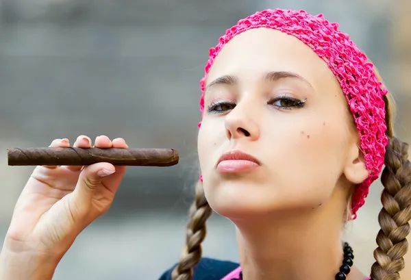 Jeune femme avec cigare — Photo