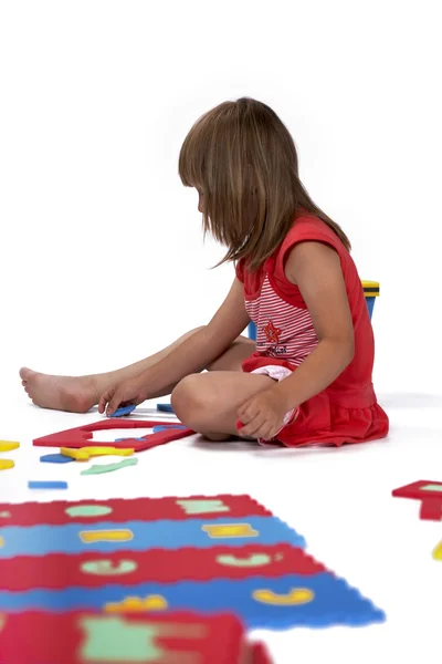 Barn spelar med uppsättning av gummi skum leksaker — Stockfoto