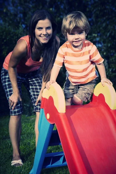 Niño jugando en casa cerca de casa en el jardín con su madre —  Fotos de Stock