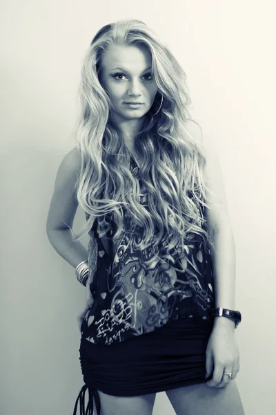 Ung blond dam poserar i studio — Stockfoto