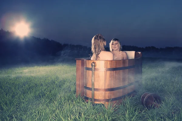 Baño y relajación en la naturaleza — Foto de Stock