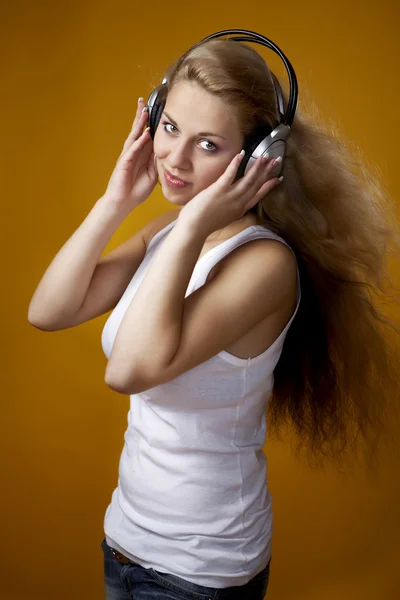 Beautiful girl posing for the camera — Stock Photo, Image