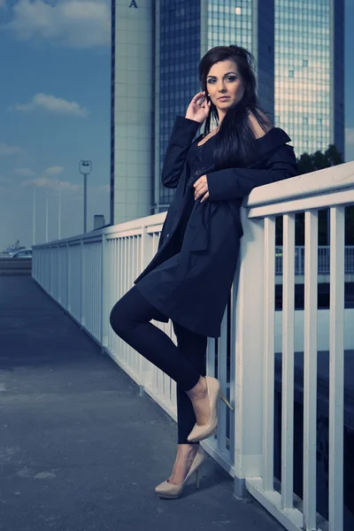 Vacker ung brunett dam poserar på staden — Stockfoto