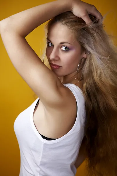 Beautiful girl posing for the camera — Stock Photo, Image