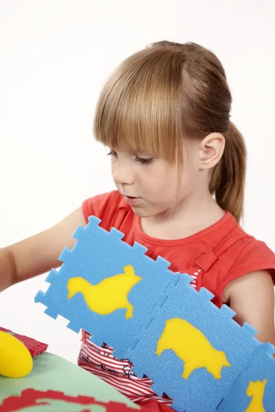 Barn spelar med färg skum leksaker — Stockfoto