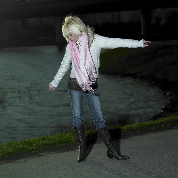 Woman posing in park — Stock Photo, Image