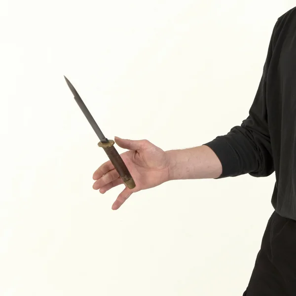Mužské ruky držet vrhací nůž a hraje s ním — Stock fotografie