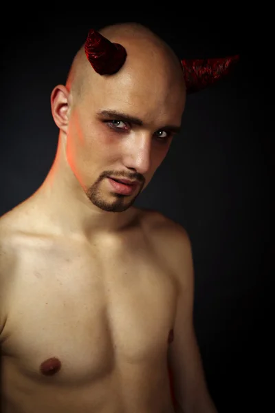 Man poseren in styling van de duivel — Stockfoto