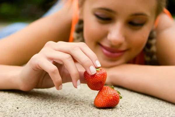 Girl hold strawberry — Stock Photo, Image