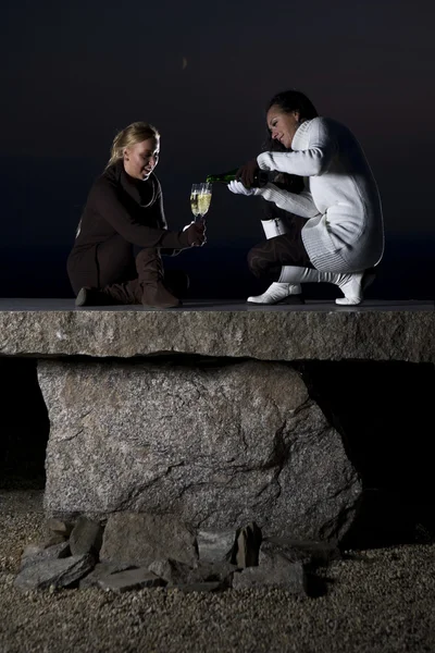 Zwei Freunde auf Felsen Tisch — Stockfoto